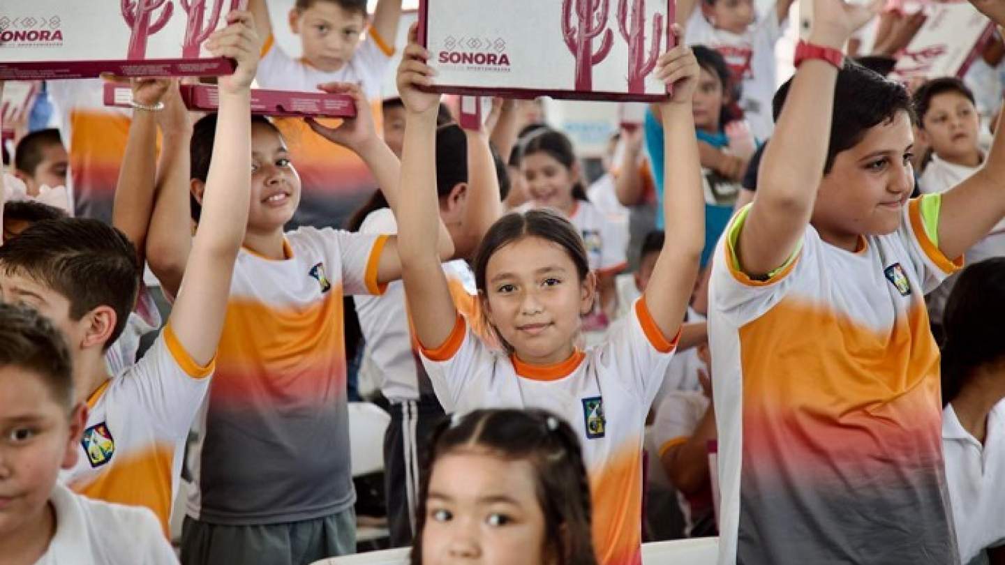 Entrega gobernador Alfonso Durazo programas sociales y educativos en favor de estudiantes y madres de familia en el sur de Sonora.