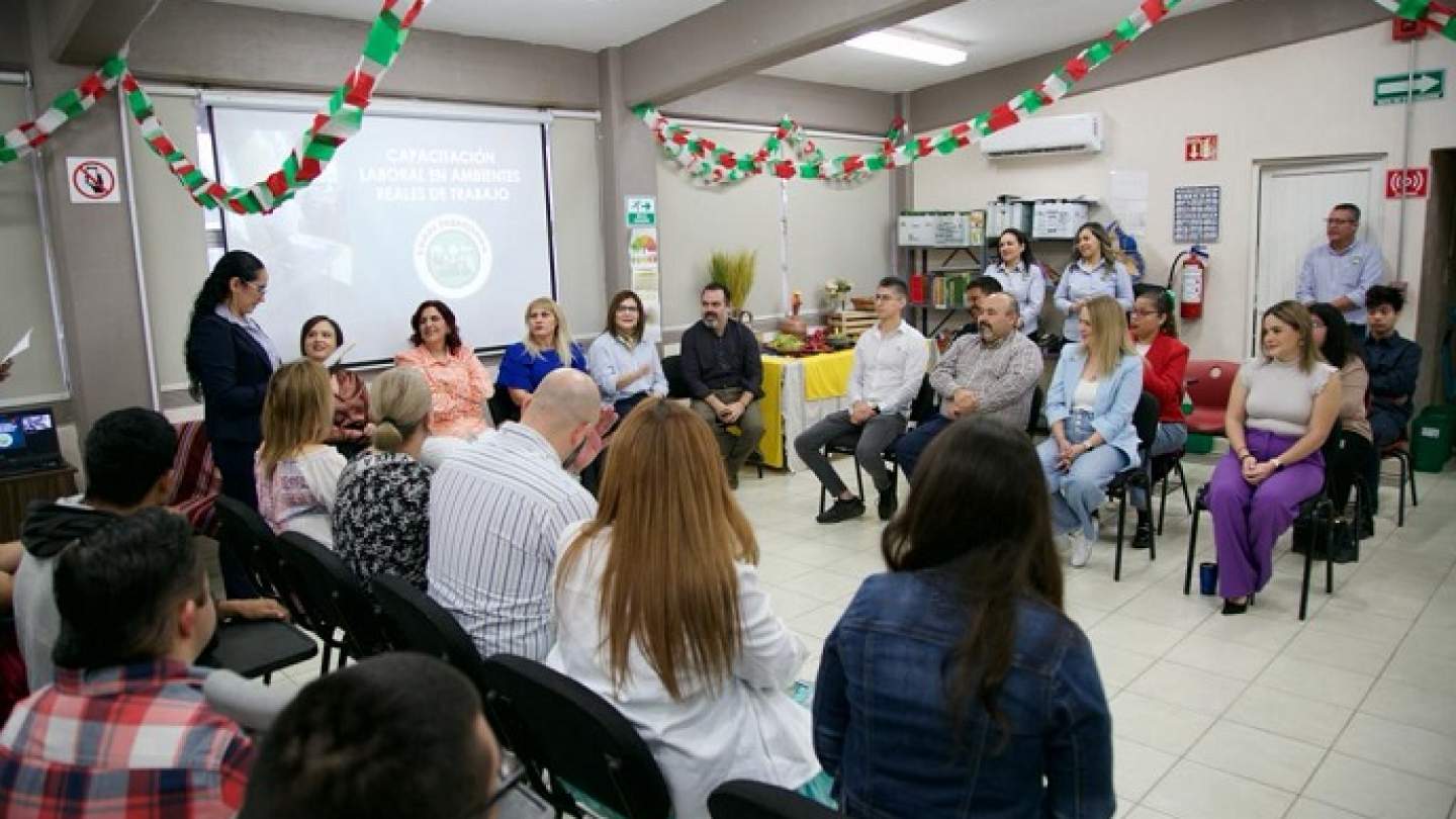 Hermosillo, Sonora; 15 de noviembre de 2023.- Uno de los grandes desafíos para cualquier autoridad es generar políticas educativas que respondan a los procesos de innovación en el ámbito tecnológico y laboral, destacó Miguel Sedoff, ministro de Educación, Ciencia y Tecnología de la provincia de Misiones, Argentina, al sostener encuentros con docentes y académicos sonorenses.  Acompañado de Aarón Grageda Bustamante, titular de la Secretaría de Educación y Cultura (SEC) del Gobierno de Sonora, el funcionario argentino participó en la conferencia “Experiencia desde la construcción de la riqueza social a través del desarrollo de tecnología y el trinomio Educación – Tecnología – Trabajo: ¿hacia dónde vamos?”.  Se reunió con académicos, investigadores, docentes, directivos de instituciones de educación media superior y superior, así como autoridades educativas, con quienes compartió la experiencia de Misiones, Argentina, donde se han implementado estrategias para inspirar a las comunidades escolares y propiciar cambios pedagógicos relacionados con la tecnología y la ciencia aplicada en el mundo real.  Al respecto, Grageda Bustamante mencionó la importancia que tienen los procesos de investigación en el ámbito educativo, especialmente en la coyuntura que vive la entidad con el Plan Sonora de Energías Sostenibles que impulsa el gobernador Alfonso Durazo Montaño.  El desafío con el que inició esta conversación con Miguel Sedoff, enfatizó, es que hablamos mucho de lo que viene en temas como la educación ambiental y cómo la experiencia de ellos, en Argentina, nos ayuda a consolidar el aprovechamiento de los recursos disponibles para crear un modelo educativo que parta de la idea de una soberanía tecnológica.