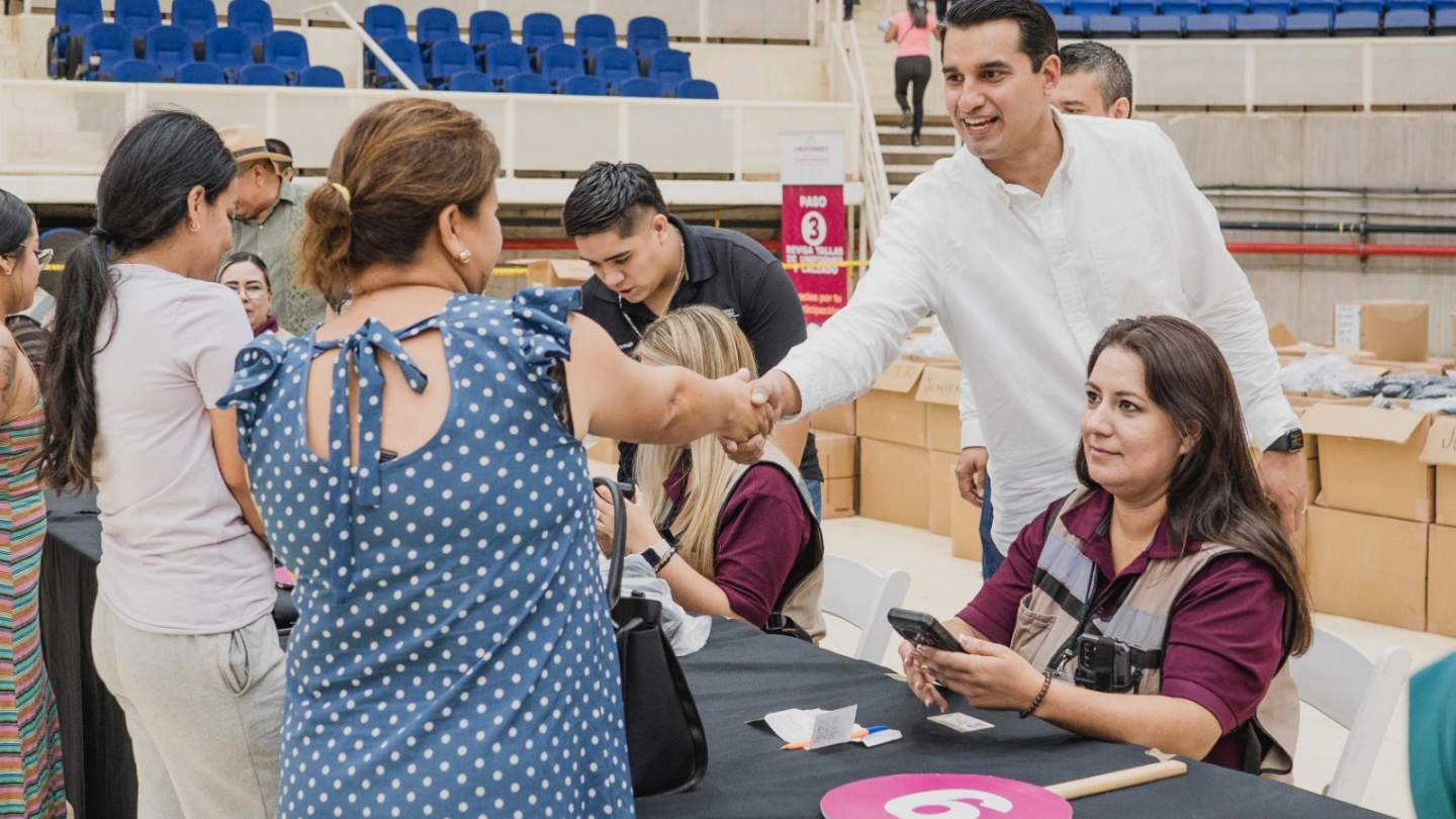 Supervisa SEC entrega de uniformes y zapatos escolares gratuitos 