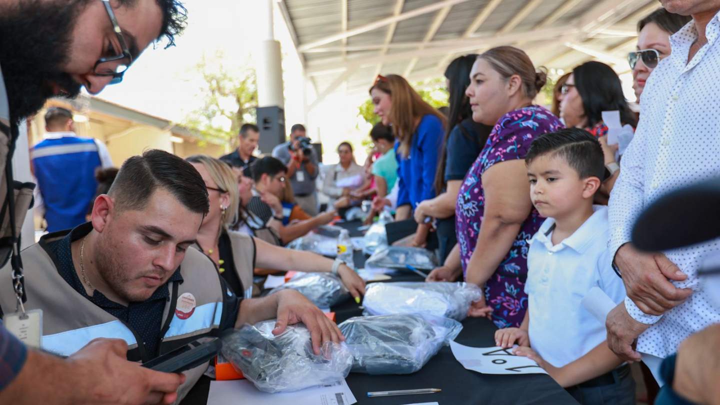 Cumple Gobernador Durazo con entrega de uniformes escolares gratuitos en 68 municipios de la entidad