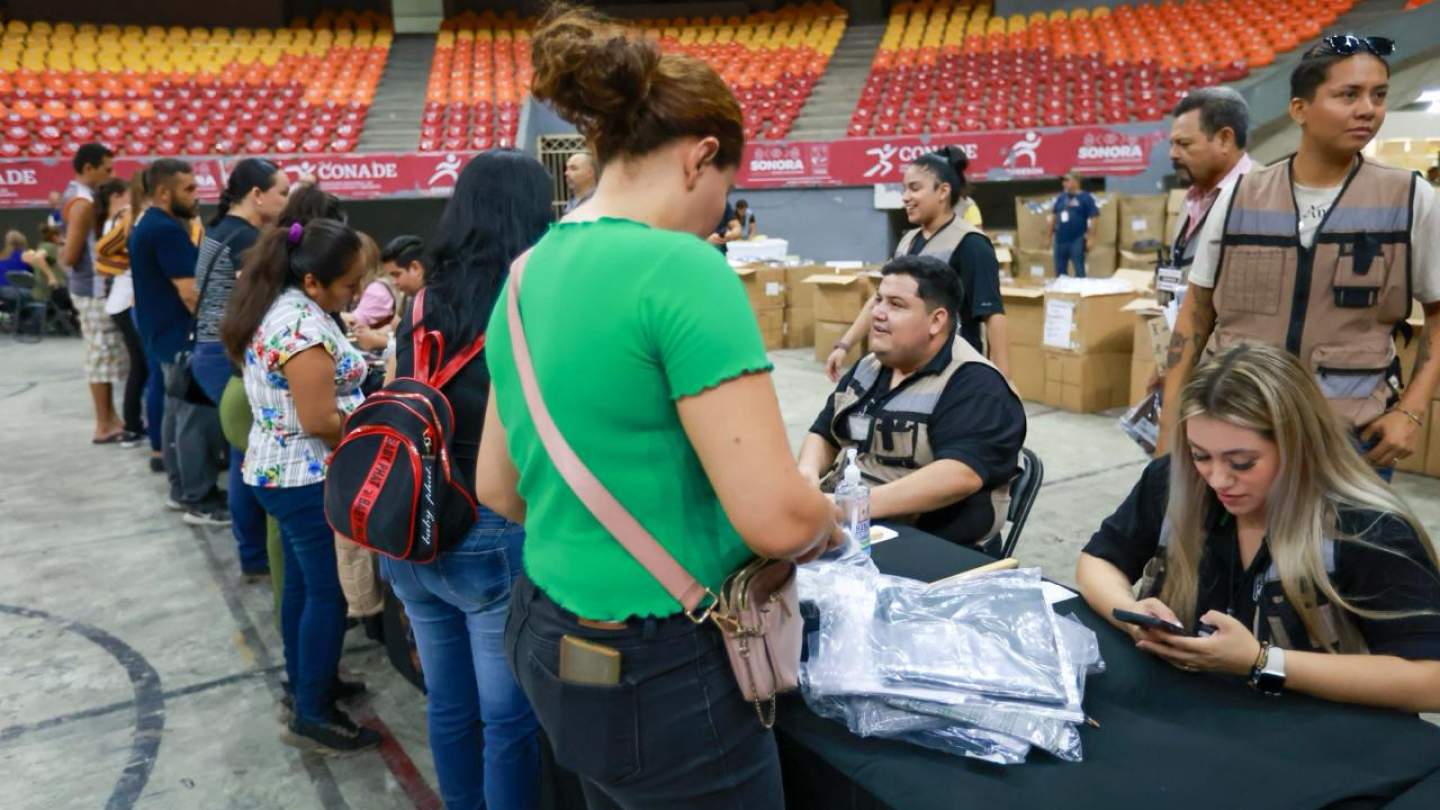 Inicia en Hermosillo entrega de uniformes y zapatos escolares gratuitos