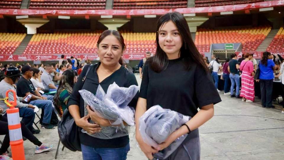 Cumple Gobernador Durazo con entrega de uniformes escolares a todas y todos los estudiantes sonorenses