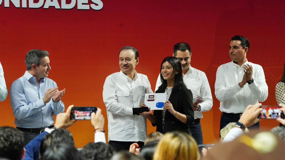 Beneficia Gobernador Durazo a 3 mil 500 estudiantes con becas e internet gratuito