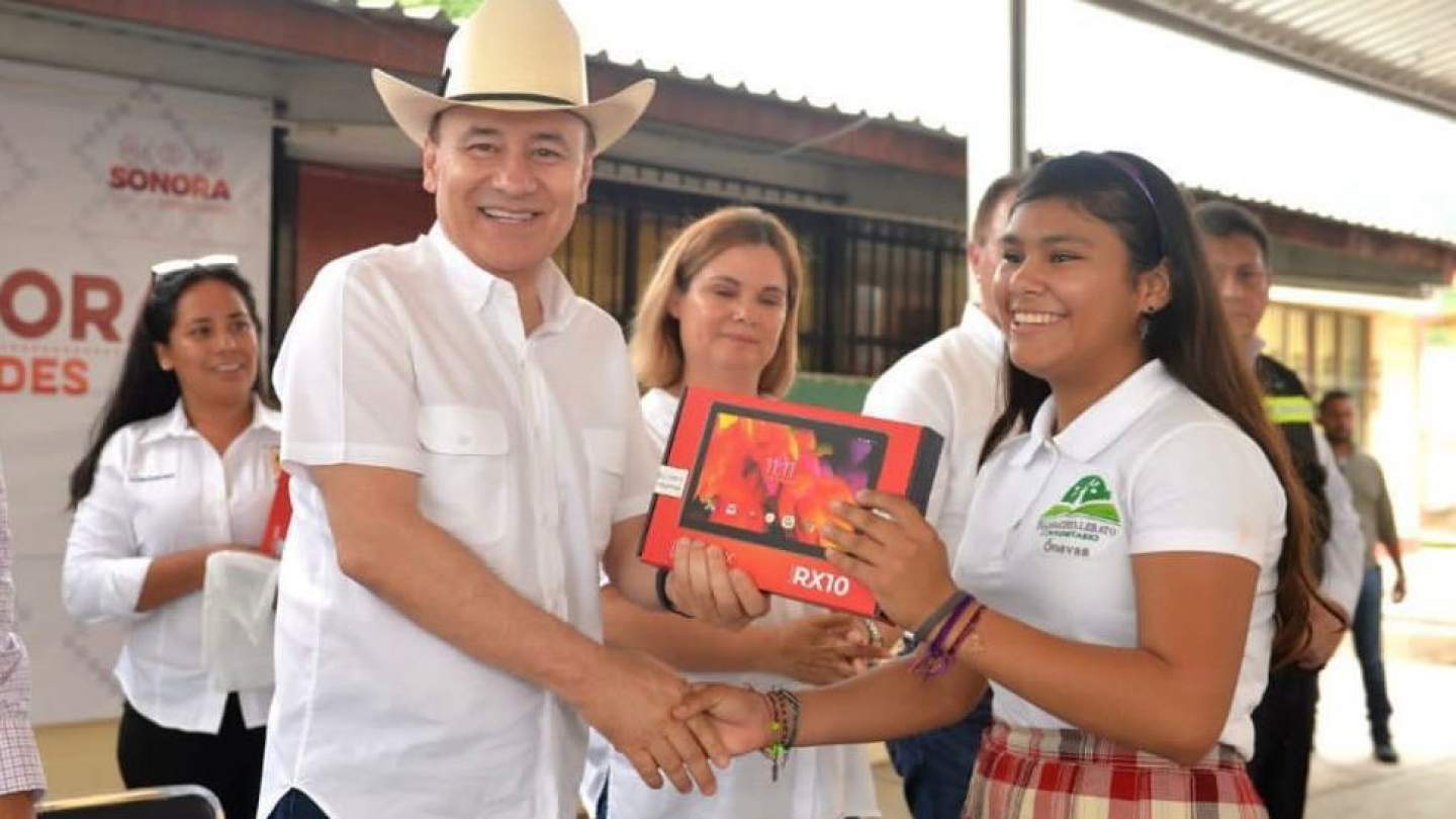 Gobernador Durazo entrega 50 mil tabletas electrónicas a estudiantes y docentes de secundaria