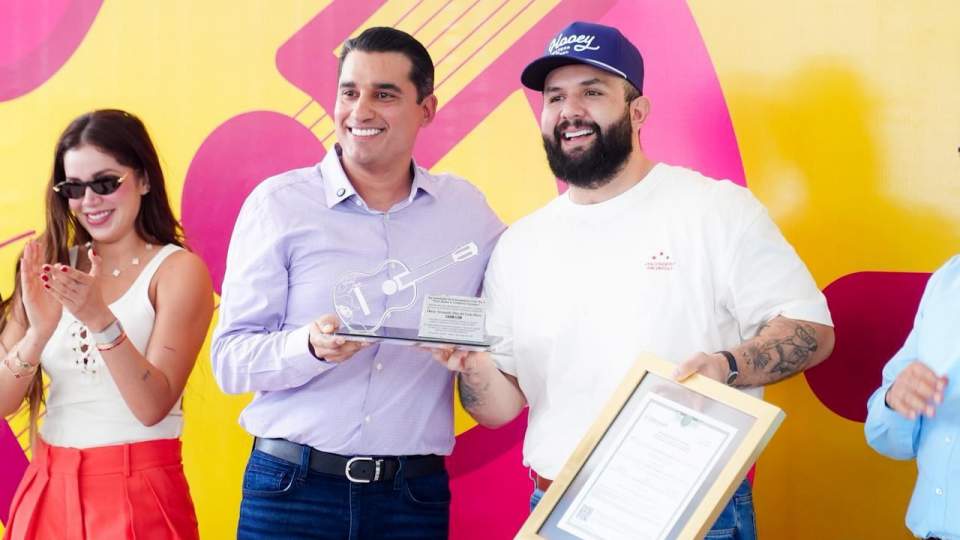 Reconoce Gobierno de Sonora a Carín León como exalumno distinguido de la secundaria General No. 4: SEC